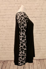 Load image into Gallery viewer, Plus size - Knit top with leopard sleeve and pocket detail