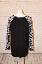 Load image into Gallery viewer, Plus size - Knit top with leopard sleeve and pocket detail